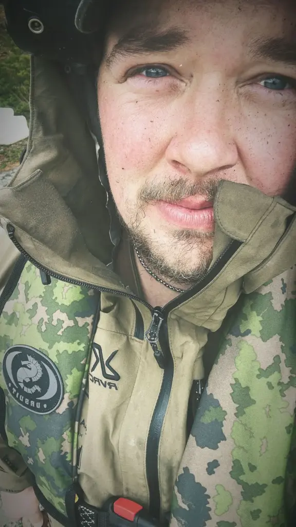 Kiinteistöpalvelun ammattilainen työvarusteissa – Saaristotarhuri