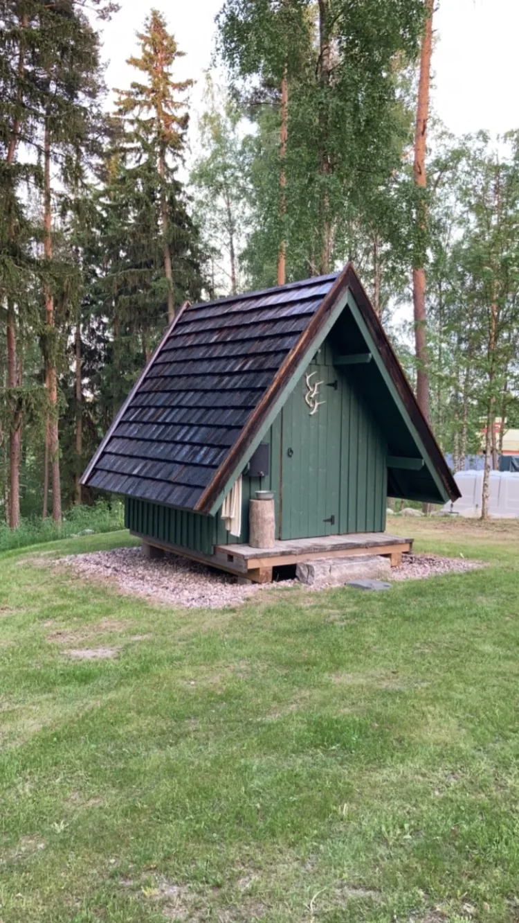 Piharakennus ja aitta pärekatolla – Saaristotarhuri rakennuspalvelut