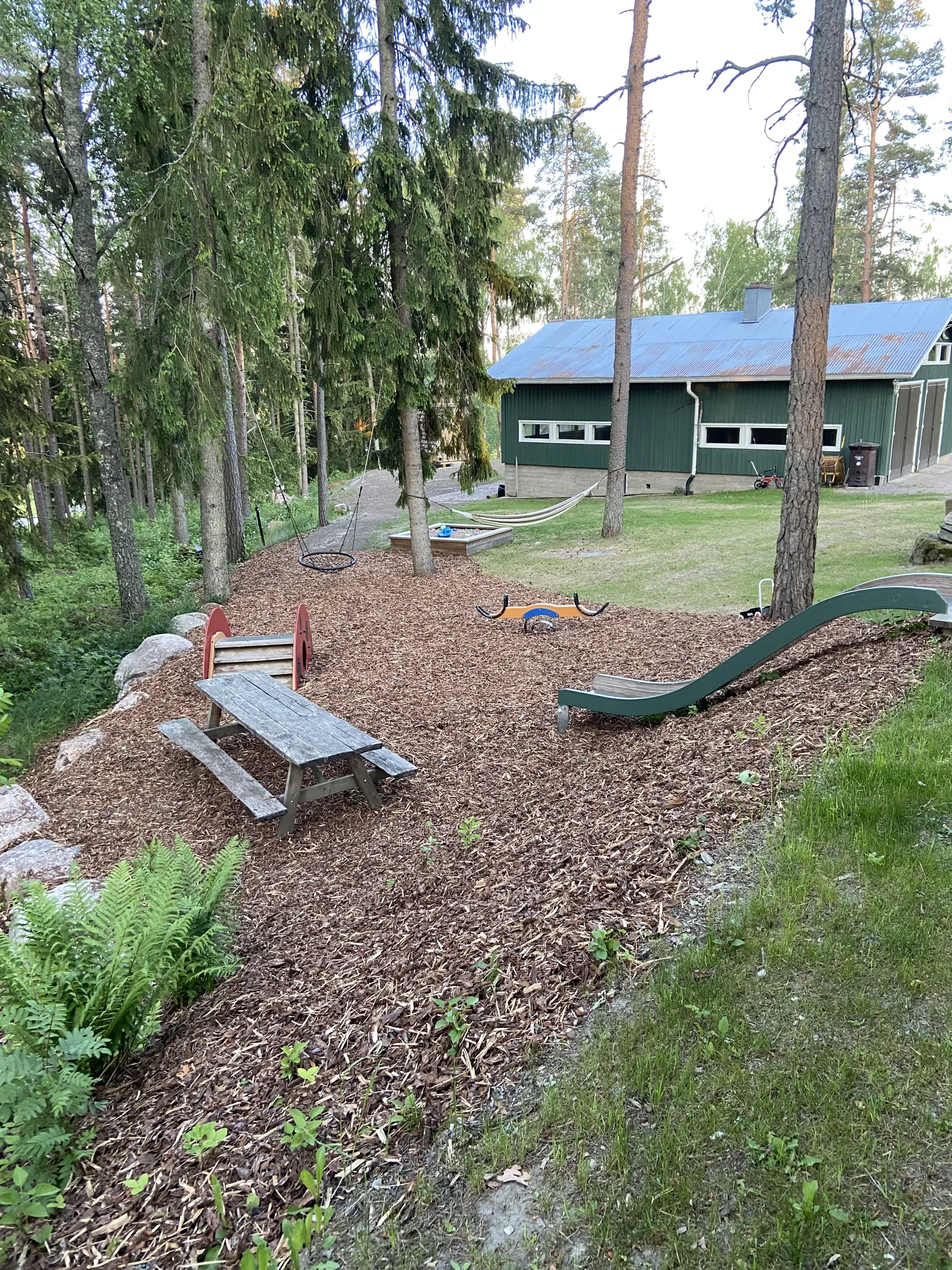 Pihan leikkialueen rakentaminen ja katekuorike – Saaristotarhuri viherpalvelut